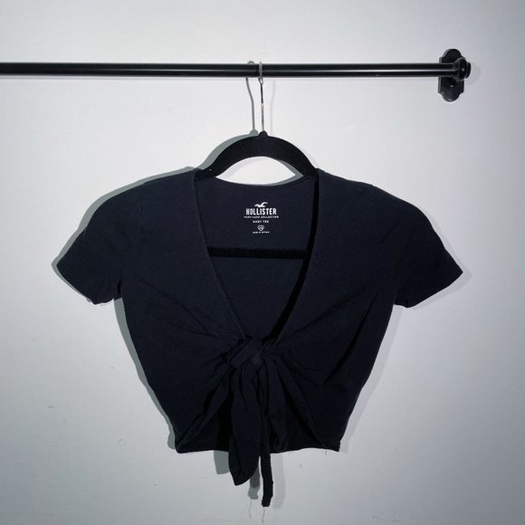 Hollister | BLACK TIE FRONT CROP TOP - Picture 1 of 1